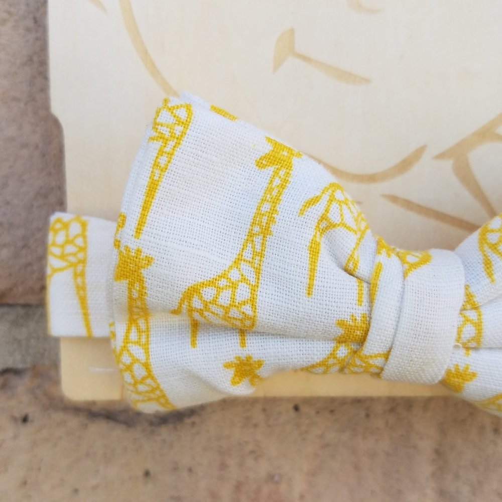 Milkbarn Organic White with Yellow Linen and Cotton Giraffes Bow Tie NWOT - Picture 2 of 7